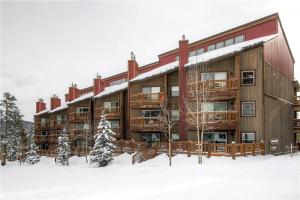 un gran edificio en la nieve con árboles nevados en Tyra Summit B-2-C, en Breckenridge