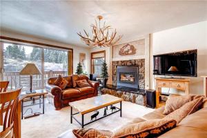 una sala de estar con un sofá y una chimenea en Tyra Summit B-2-C, en Breckenridge