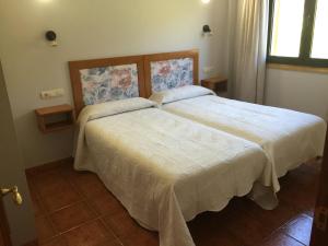 A bed or beds in a room at Alojamiento en entorno rural Los Trobos