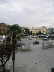 parking z palmą na parkingu w obiekcie Villa Marietta w mieście Civitanova Marche