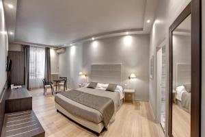 A bed or beds in a room at Hotel Vittoria