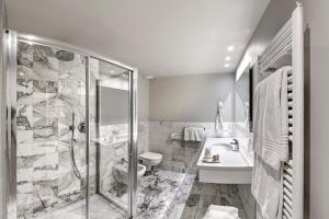 A bathroom at Hotel Vittoria