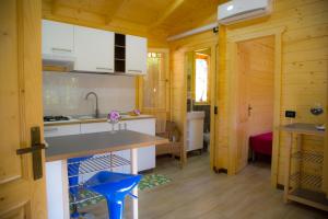 Kuchyň nebo kuchyňský kout v ubytování Elbadoc Camping Village + 37 fotografií