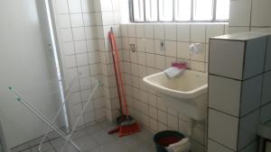 baño con lavabo y fregona en Apartamento Atalaia Aracaju, en Aracaju 10 fotos más