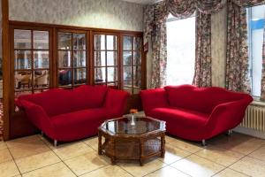 
a living room filled with furniture and a red couch at Heathlands Hotel in Bournemouth
