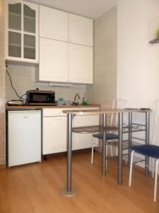 Kuchyňa alebo kuchynka v ubytovaní Apartments Leslie