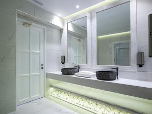 Um banheiro em Dimitra Beach Hotel & Suites