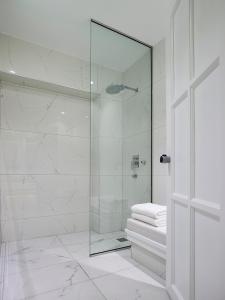 Um banheiro em Dimitra Beach Hotel & Suites