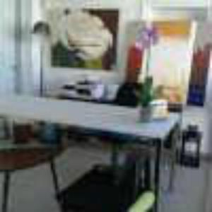 - une cuisine avec un évier et un comptoir dans l'établissement Emelce Apart, à Bodrum City