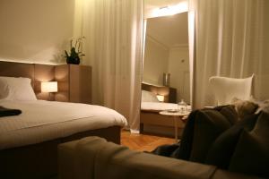 Habitación de hotel con 2 camas y espejo en Cirque Deluxe Studio Apartment, en París