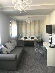 sala de estar con sofá y cama en Villa Boja en Władysławowo