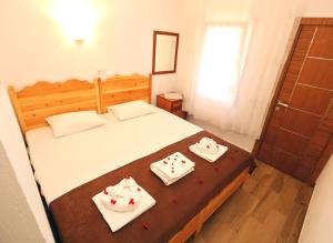 a bedroom with a bed with two dishes on it at Dalyan Pension in Dalyan