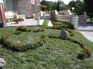 un corazón hecho de flores en un patio en Hotel Profspilkovyi, en Lutsk