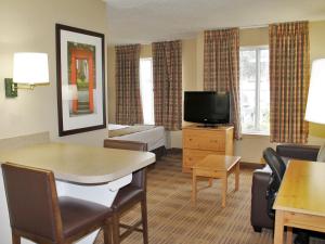 Habitación de hotel con zona de estar con TV. en Extended Stay America Suites - Fremont - Fremont Blvd South, en Warm Springs District