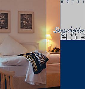 1 dormitorio con 1 cama y 1 mesa con lámpara en Hotel Restaurant Sengscheider Hof, en Sankt Ingbert