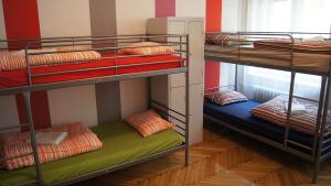 ブダペストにあるウェストエンド ホステルの二段ベッド3組が備わる部屋