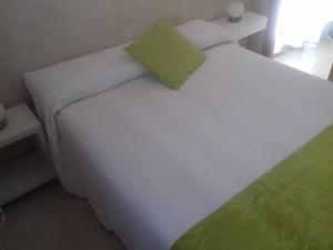 A bed or beds in a room at Apartamento Delfos