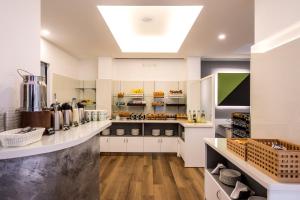Kuchyň nebo kuchyňský kout v ubytování 43 Station Hotel