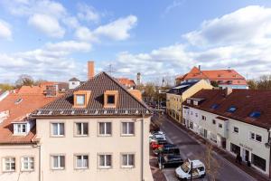 eine Luftansicht einer Stadt mit Gebäuden und Autos in der Unterkunft Hotel Arooma in Erding