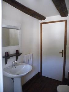 y baño con lavabo blanco y espejo. en Hôtel des Voyageurs en Ferrières-Saint-Mary