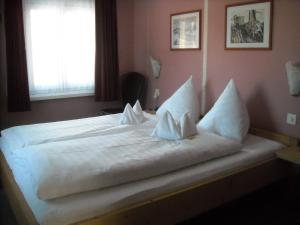
Ein Bett oder Betten in einem Zimmer der Unterkunft Hotel Garni Ursalina
