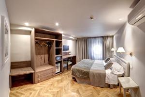 A bed or beds in a room at Hotel Vittoria