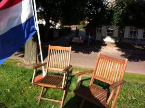 ルールモントにあるB&B Ool Inclusiveの旗の横の芝生に座る椅子2脚