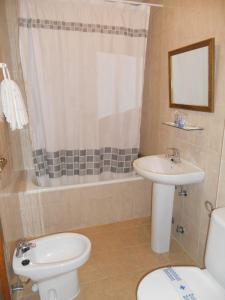 Koupelna v ubytování Hotel Paris + 22 fotografií