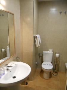 Koupelna v ubytování Hotel Paris