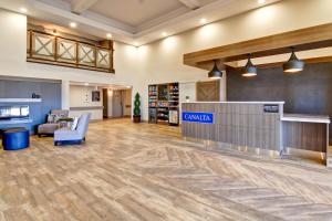 een lobby van een ziekenhuis met een wachtkamer bij Canalta Brooks in Brooks +36 foto's