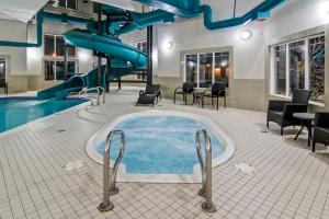 een jacuzzi in een zwembad met glijbaan bij Canalta Brooks in Brooks