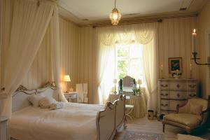 Кровать или кровати в номере Broholm Castle
