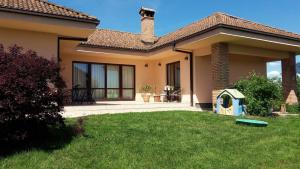 dom z ogródkiem z psim domem w obiekcie Apartment Larin w Zagrzebiu