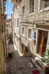 un callejón en un antiguo edificio de piedra en Guest House Jeljenic, en Dubrovnik