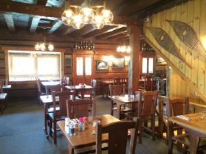 Restavracija oz. druge možnosti za prehrano v nastanitvi Helmcken Falls Lodge Cabin Rooms and RV Park