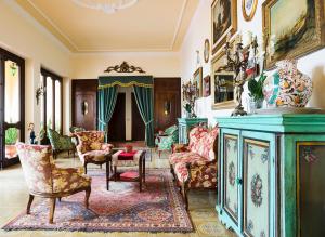 a living room with chairs and a couch at Hotel Sirius in Taormina