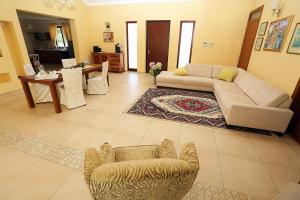 salon z kanapą i stołem w obiekcie Apartment Larin w Zagrzebiu