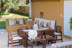 A seating area at Villa Marilia