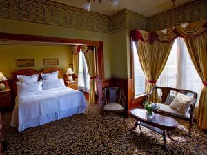 ユーリカにあるThe Inn at 2nd & Cのベッドとテーブルと椅子のある寝室