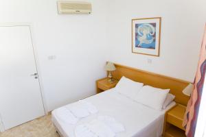 A bed or beds in a room at Eliofos Elegant Maisonettes