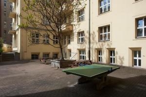 una mesa de ping pong frente a un edificio en Roosevelt Hostel, en Praga