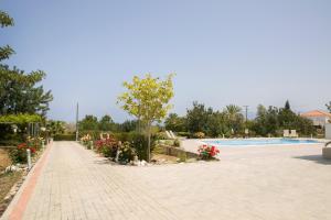 Bazén v ubytování Eliofos Luxury Villa nebo v jeho okolí