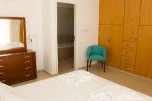 Postel nebo postele na pokoji v ubytování Eliofos Luxury Villa
