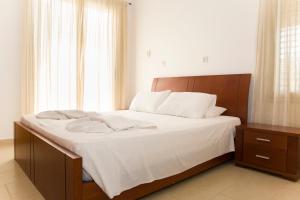 Postel nebo postele na pokoji v ubytování Eliofos Luxury Villa