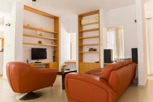 TV a/nebo společenská místnost v ubytování Eliofos Luxury Villa