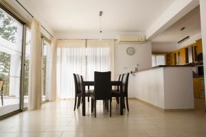 Kuchyň nebo kuchyňský kout v ubytování Eliofos Luxury Villa