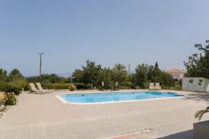 Bazén v ubytování Eliofos Luxury Villa nebo v jeho okolí