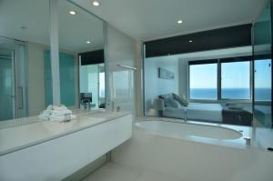 A bathroom at HR Surfers Paradise - Apartment 4204