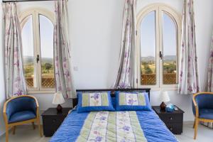 Een bed of bedden in een kamer bij Acropolis Sea View Villa