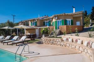 The swimming pool at or close to Villa Marilia